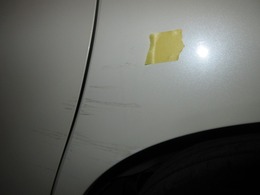 この車両は助手席側リアフェンダーにA3サイズ程度の傷が有ります。こちらは現状での販売となります。ご希望であれば当社にて板金修理を行うことも可能です。詳しくは担当営業までご相談下さいませ。