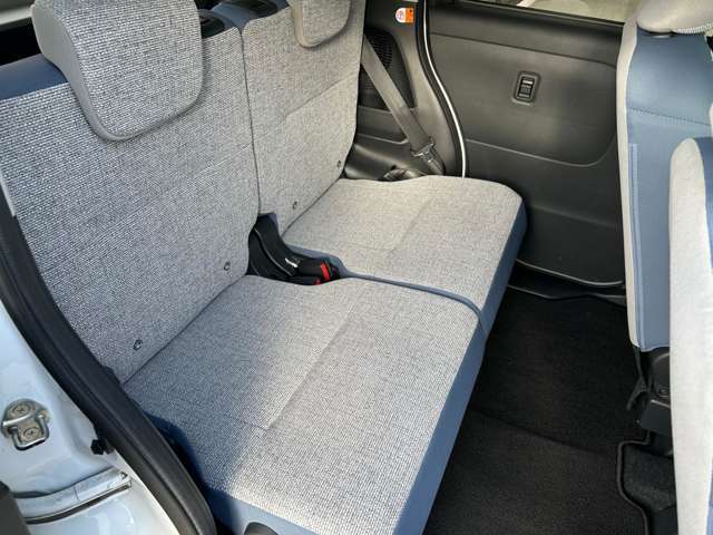 シートをスライドすると大きな荷物も楽々搭載できます。