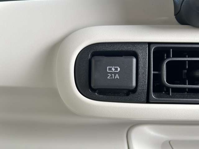 USB入力端子付きです！車の中で携帯の充電が出来ます！