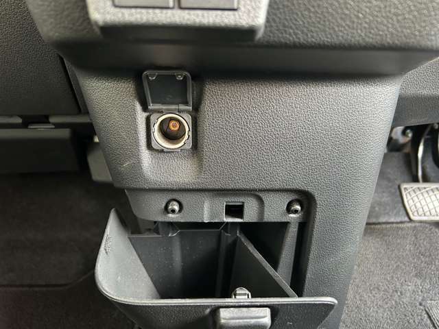 USB入力端子付きです！車の中で携帯の充電が出来ます！