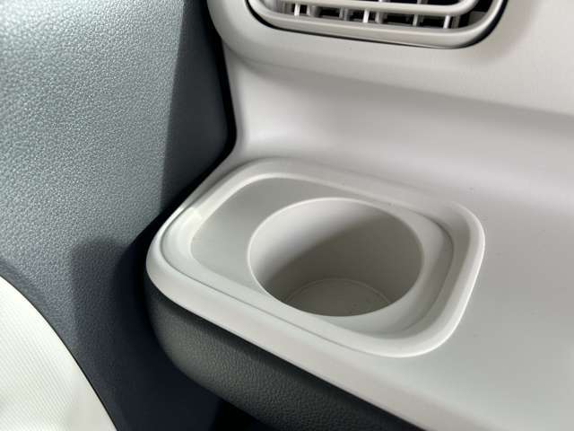 運転席にもドリンクホルダーが付いてます！