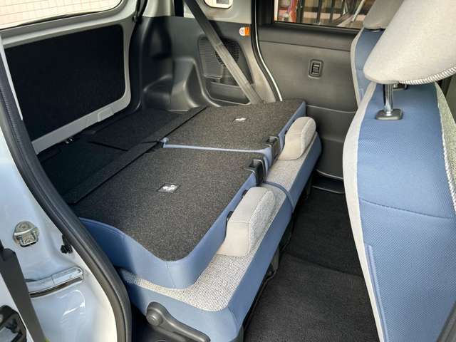 シートをスライドすると大きな荷物も楽々搭載できます。