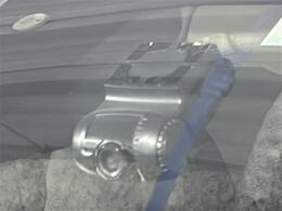 【ドライブレコーダー】映像・音声などの運転中の記録を残します。事故などを起こした起こされた時の証拠になりえますので、もしも時でも安心ですね。