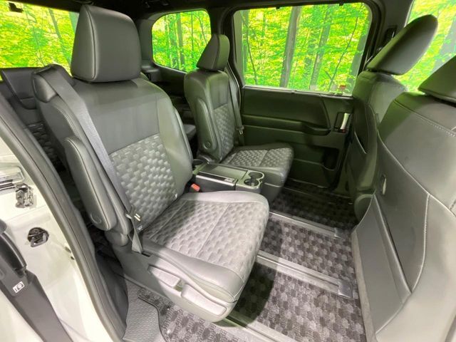 後部座席も気になるようなキズ・汚れやへたり等、大きなダメージはなく、良好な状態です。