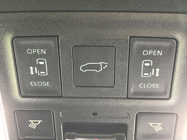 【両側パワースライドドア】スマートキーや運転席のスイッチで後席両側スライドドアの開閉が可能♪電動だから力を入れてドアを開ける必要が無く、小さなお子様でも簡単に開け閉めでき快適です♪