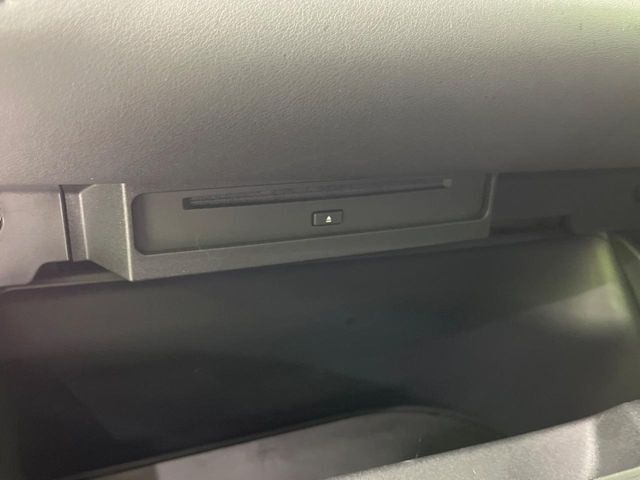 【CD/DVDデッキ】オプションのCD/DVDデッキを搭載。ディスプレイオーディオでエンタメをお楽しみいただけます。