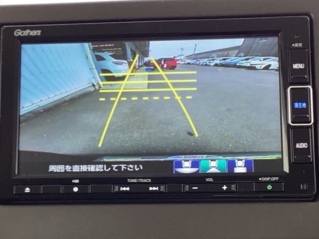 3ビュー切り替えやガイド線表示のバックカメラで、バックでの車庫入れも安心です。