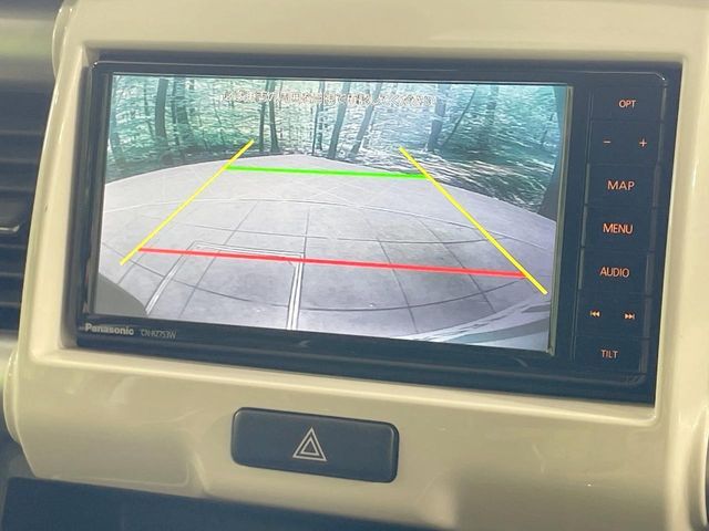 【バックカメラ】駐車時に後方がリアルタイム映像で確認できます。大型商業施設や立体駐車場での駐車時や、夜間のバック時に大活躍！運転スキルに関わらず、今や必須となった装備のひとつです！