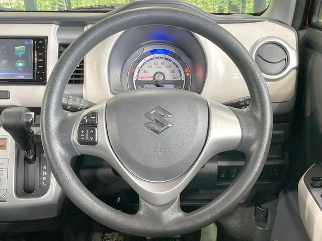 インテリアに合わせたデザインのステアリングは、運転される方のことも考え、運転しやすい形状、大きさです。是非一度、実際に触ってお確かめください。
