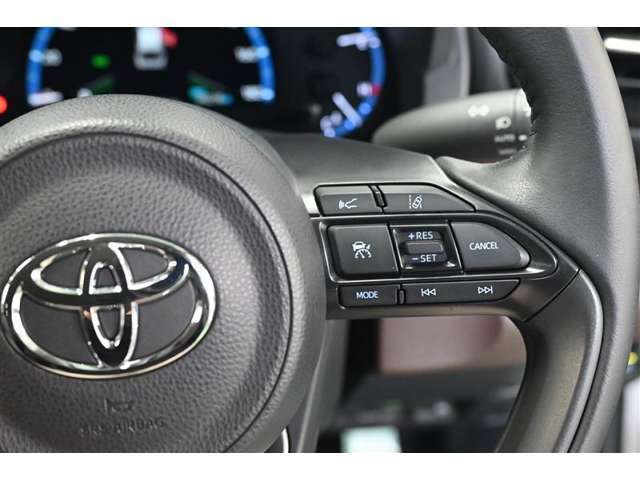 【前車追従型オートクルーズ】設定した速度内で、前方車両との距離を保ちながら加減速をしてくれます。高速道路での長距離移動が楽になりますよ♪