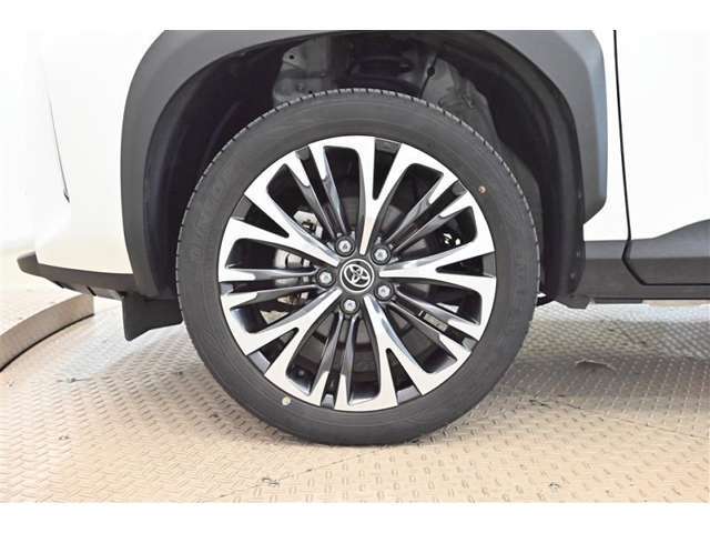 【アルミホイール】純正なので車に似合うデザインになっていますね。スタッドレスタイヤもご相談下さい。