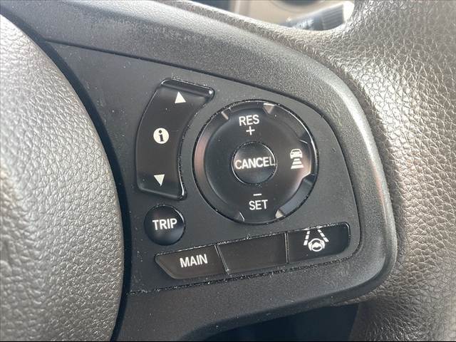 【アダプティブクルーズコントロール】予め設定した速度で定速走行。先行車に近づいたら、システムが先行車との距離や速度差を測定し、自動的に加減速。適切な車間距離を維持しながら追従走行します。
