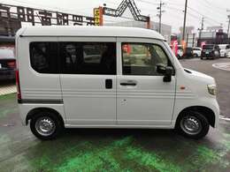 両側スライドドア！！！ドレスアップは当社にお任せ下さい！当社でアフターパーツの購入、取付も可能です！パーツカタログもご用意しておりますのでお気軽にお問い合わせください！