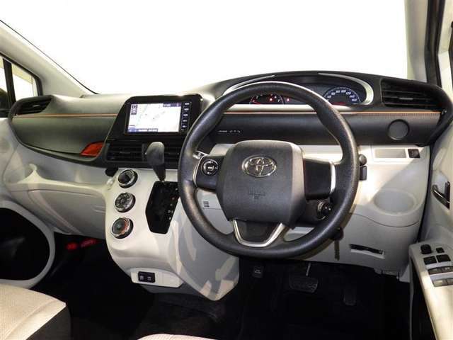 運転の際、常に目にする部分だけにシックで飽きのこないデザインが良いですね。