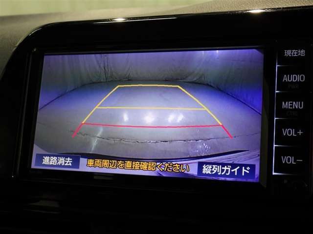 バックモニターも装備しております。バックギアに入れるとナビ画面に車の後方が映し出されます。これで後方確認も安心！