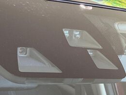 【スマートシティブレーキサポート】低速走行中に前方の車両等を認識し、衝突しそうな時は警報とブレーキで衝突回避と被害軽減をアシスト。より安全にドライブをお楽しみいただけます。