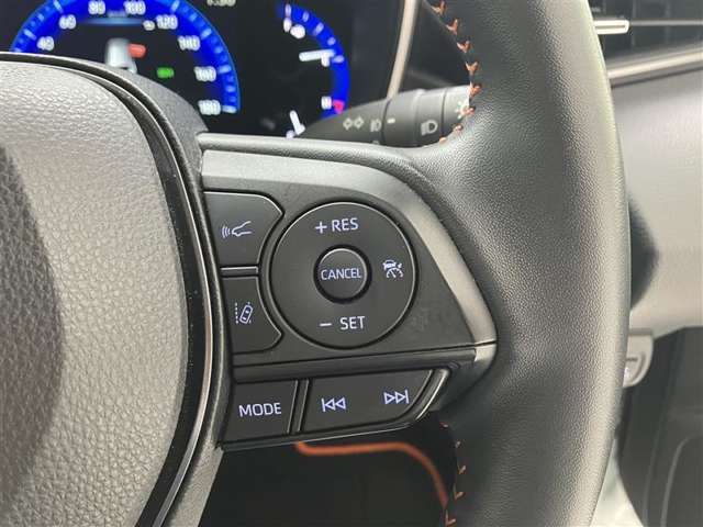 前方の車との車間を設定し、スピードを上げたり緩めたりを自動で行ってくれる追尾式の「レーダークルーズ」。上級装備の一つです！高級車にしかつかない嬉しい機能です。