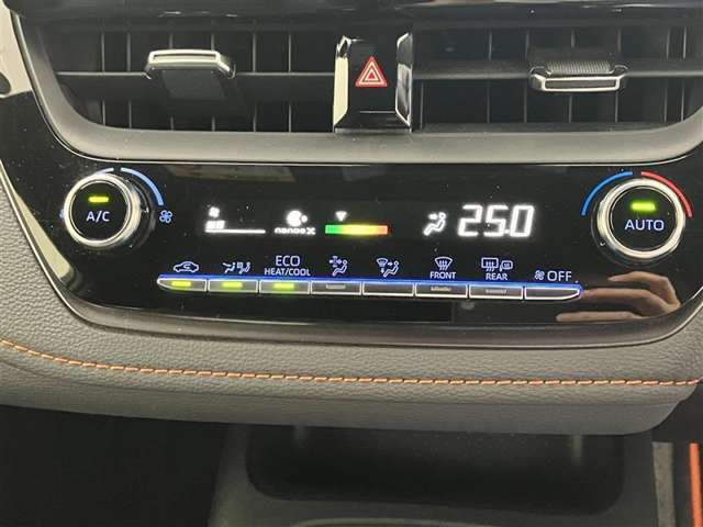 オートエアコンは温度を設定するだけで、自動で風量などを設定してくれます。運転しながら操作も必要ないので、安全性も向上します。