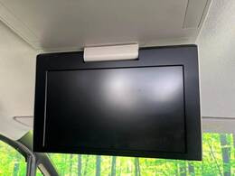 【フリップダウンモニター】大画面モニターで後席でもエンタメをお楽しみいただけます。小さなお子様にも大人気の装備です♪