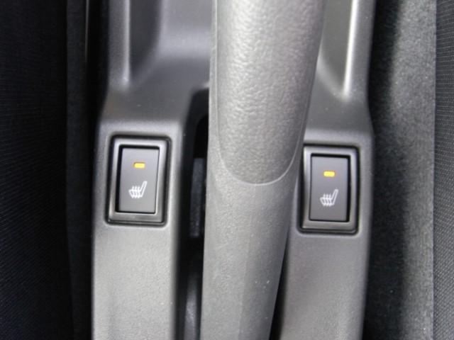 運転席、助手席両方にシートヒーターを設置。
