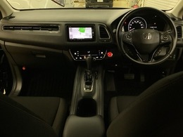 車内は光触媒抗菌消臭施工済です。インパネ周りはスタイリッシュなデザインで機能や装備も充実しています。グローブボックスやカップホルダーのほかにトレーなどたくさんの収納スペースが付いています。