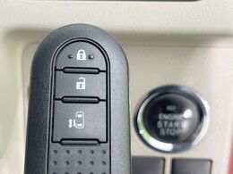 【スマートキー】カバンやポケットに入れたままでもドアの施錠・解錠が可能なスマートキーを装備。エンジンのオン・オフ時もカギを取り出す必要が無いからとっても便利です♪