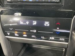 【オートエアコン】一度お好みの温度に設定すれば、車内の温度を検知し風量や温度を自動で調整。暑い…寒い…と何度もスイッチ操作をする必要はありません。快適な車内空間には必須の機能ですね♪
