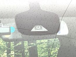 【エマージェンシーブレーキ】走行中に前方の車両等を認識し、衝突しそうな時は警報とブレーキで衝突回避と被害軽減をアシスト。より安全にドライブをお楽しみいただけます。