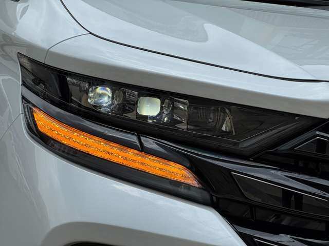 LEDライトは、明るく瞬時に点灯するため視認性が高く、省エネで長寿命☆彡デザイン面でも自由度が高く、車の顔をシャープかつ未来的に演出し、機能性と美しさを兼ね備えた魅力的な存在です！交換も承っております ☆