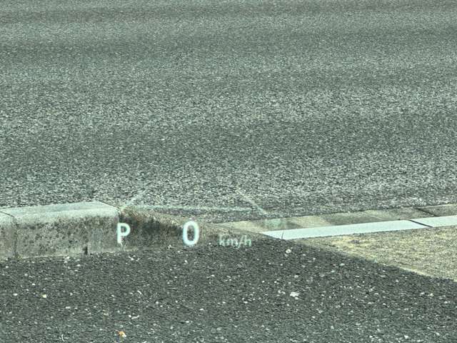 カラーヘッドアップディスプレイ(HUD)は、運転中に必要な情報をフロントガラス上に映し出すことで、視線を大きく動かすことなく安全に運転できる先進装備☆速度、ナビの案内、標識などをカラーでわかりやすく表示 ！