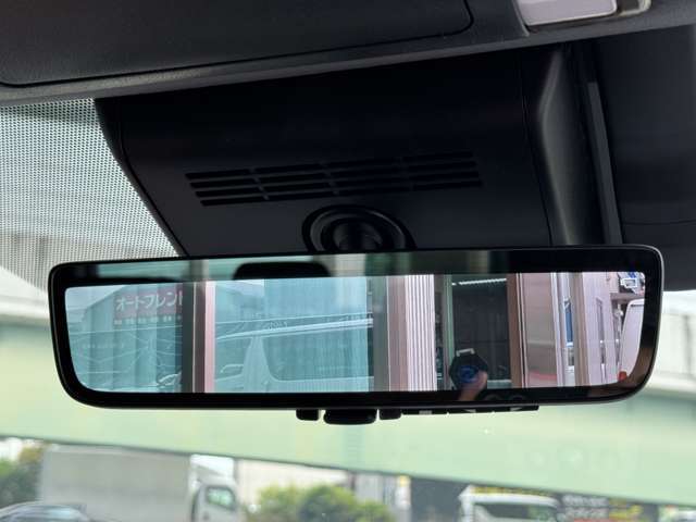 後方の視界を確保するための重要な安全装備であり、運転中の状況判断を支えます☆彡近年では、従来の鏡面タイプに加え、車内カメラと連動したデジタルインナーミラーも登場し、夜間や悪天候時でも鮮明な映像です☆彡