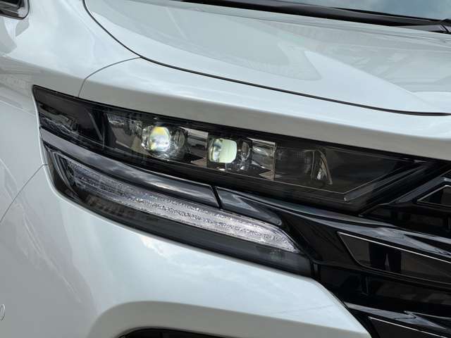 LEDライトは、明るく瞬時に点灯するため視認性が高く、省エネで長寿命☆彡デザイン面でも自由度が高く、車の顔をシャープかつ未来的に演出し、機能性と美しさを兼ね備えた魅力的な存在です！交換も承っております ☆