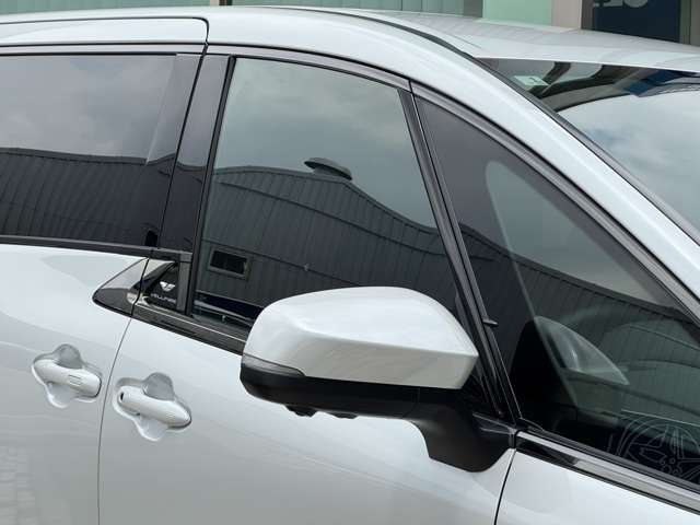電動格納機能やブラインドスポットモニターが搭載☆電動格納ミラーは駐車時の衝突リスクを減らし、便利さを向上させております☆彡ブラインドスポットモニターは死角を監視し、車線変更時の安全をサポートします☆彡