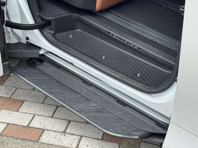 ステップは、SUVやミニバンなど車高の高い車において、乗り降りをサポートする実用的な装備☆特にお子さまや高齢の方にとっては大きな助けとなり、安心感を与えてくれ、迫力を増すアクセントにもなり人気があります！