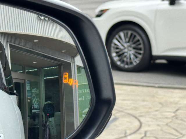 電動格納機能やブラインドスポットモニターが搭載☆電動格納ミラーは駐車時の衝突リスクを減らし、便利さを向上させております☆彡ブラインドスポットモニターは死角を監視し、車線変更時の安全をサポートします☆彡