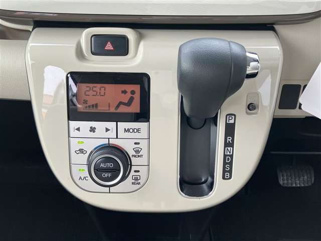 オートエアコン付き！車内温度を設定すると、風量を自動で調節してくれます。