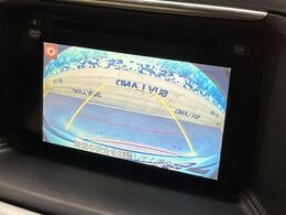 【バックカメラ】駐車時に後方がリアルタイム映像で確認できます。大型商業施設や立体駐車場での駐車時や、夜間のバック時に大活躍！運転スキルに関わらず、今や必須となった装備のひとつです！