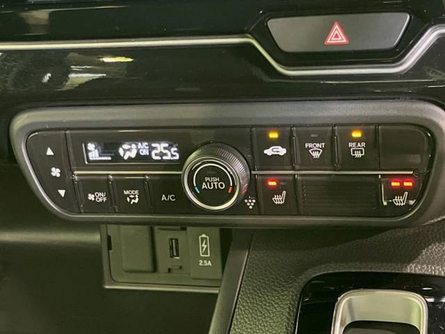 【オートエアコン】一度お好みの温度に設定すれば、車内の温度を検知し風量や温度を自動で調整。暑い…寒い…と何度もスイッチ操作をする必要はありません。快適な車内空間には必須の機能ですね♪