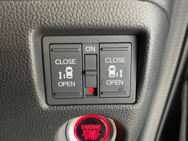 【両側パワースライドドア】スマートキーや運転席のスイッチで後席両側スライドドアの開閉が可能♪電動だから力を入れてドアを開ける必要が無く、小さなお子様でも簡単に開け閉めでき快適です♪