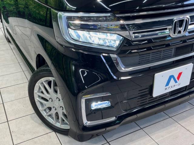 【LEDヘッドライト】悪天候や夜間走行時も良好な視界を確保し安心して運転できる高輝度LEDヘッドライトを装備！点灯速度が早く、消費電力も抑えられています。