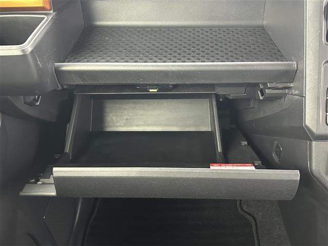 【グローブボックス】車検証ケースや、日頃使う小物類の収納に便利ですね！