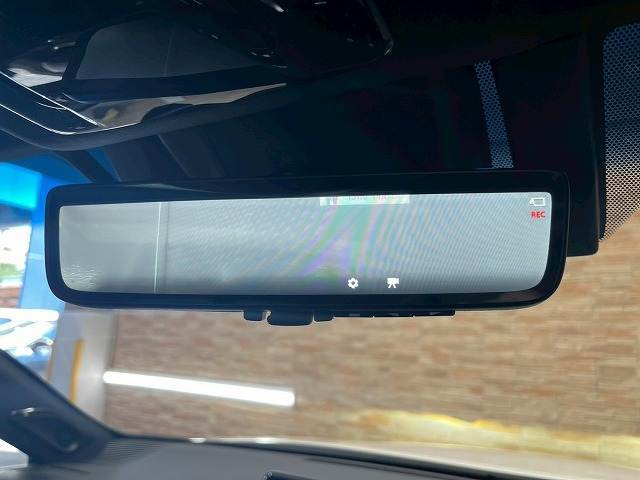 【デジタルインナーミラー】を搭載しております。車両後方のカメラ映像をミラー面に映し出すので、車内の状況や、天候などに影響されずいつでもクリアな後方視界が得られます。