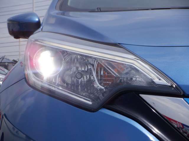 【LEDヘッドランプ】ハロゲンヘッドランプの約2倍の光量でより明るく遠くを照射。視認性、長寿命、省電力に優れ、スタイリッシュな白光色も魅力