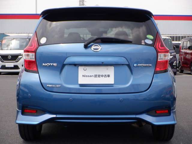 【VDC】運転操作やクルマの速度を検知して、ブレーキやエンジン出力の制御を 自動的に行い、滑りやすい路面やカーブを曲がるときや障害物を回避するときにクルマ の横滑りを軽減し、運転に安心感を与えます。