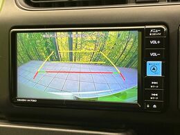 【バックカメラ】駐車時に後方がリアルタイム映像で確認できます。大型商業施設や立体駐車場での駐車時や、夜間のバック時に大活躍！運転スキルに関わらず、今や必須となった装備のひとつです！