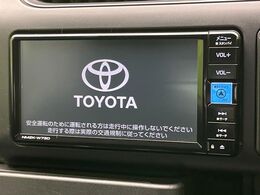 【純正ナビ】人気の純正ナビを装備しております。ナビの使いやすさはもちろん、オーディオ機能も充実！キャンプや旅行はもちろん、通勤や買い物など普段のドライブも楽しくなるはず♪