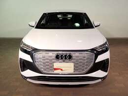 ライト、フロントグリルでひとめでアウディだとわかる精悍なフロントマスク