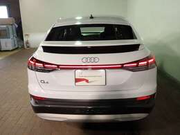 Audiの誇るべき流れるウインカーはLEDが細かく綺麗に流れます。