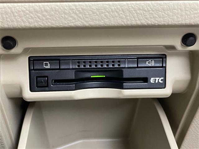 【ETC】有料道路を利用する際に料金所で停止することなく通過できる、ETC車載器（ノンストップ自動料金収受システム機器）が装備されています。セットアップを行うことで利用可能になります。