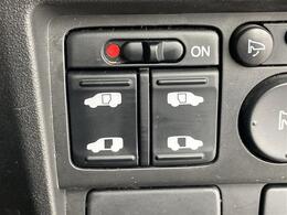 【両側パワースライドドア】小さなお子さまでもボタン一つで乗り降りラクラクです！両手に荷物を抱えている状態でもボタンを押せば自動で開閉するので、お買い物やお出かけの際にはとっても重宝します！